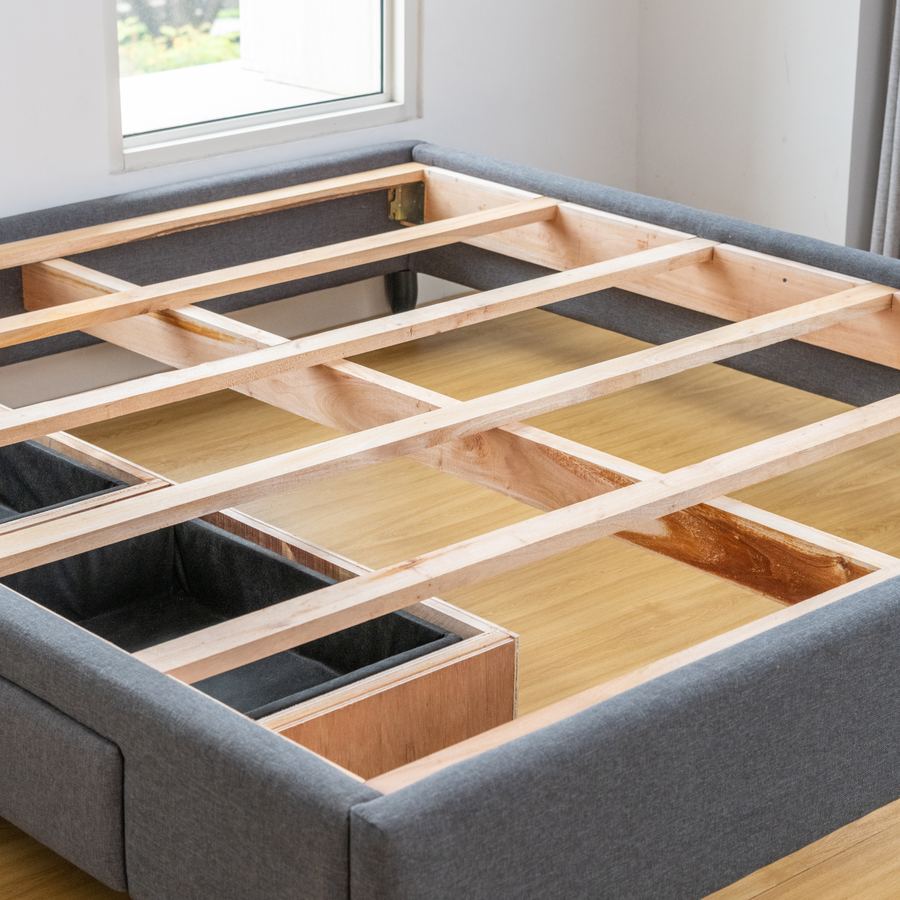 Rangka internal divan dari kayu mahoni solid di workshop Dekornata