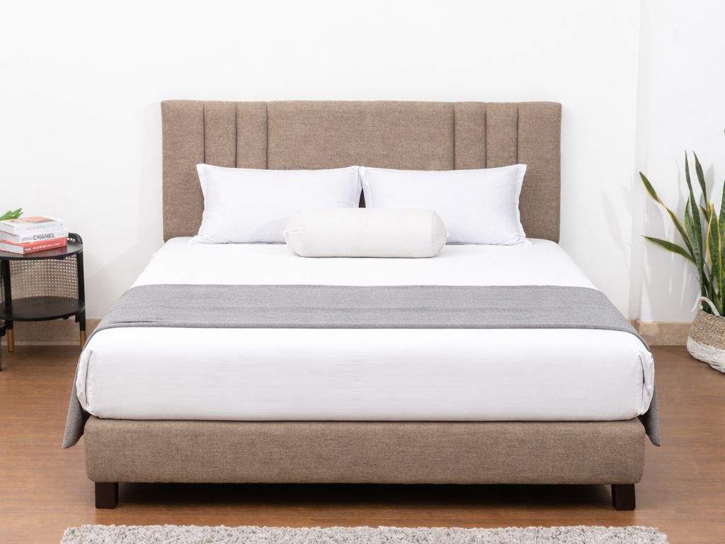 Sandaran tempat tidur (headboard) custom Dekornata dengan desain channel vertikal