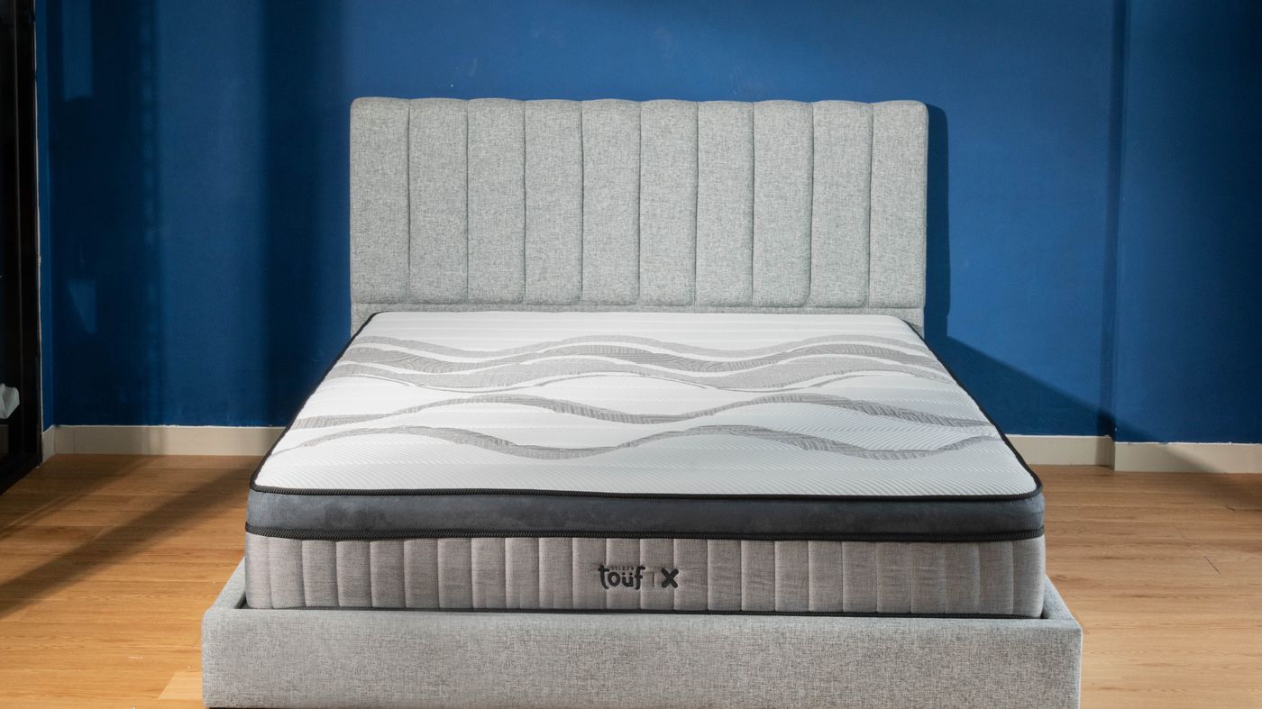 Kasur pocket spring Touf Silken 32 cm di atas divan custom Dekornata dengan sandaran channel